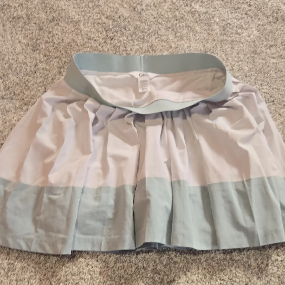 Athleta Two-Tone Pleated Mini Skirt in Light Gray and Pale Blue